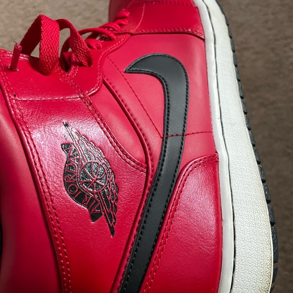 Jordan 1 mid Red/black patent No box‼️ used, I’ve had them since 2015. - Picture 6 of 11